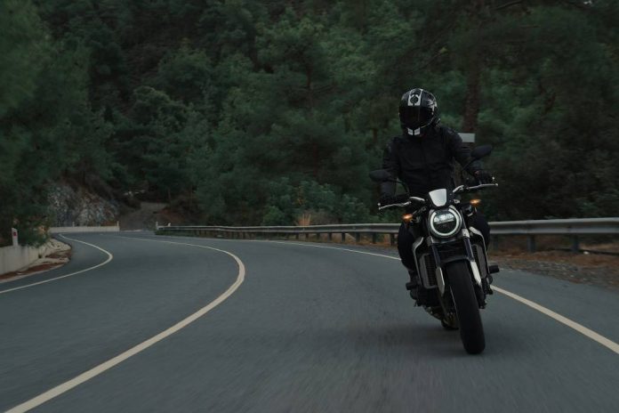 Deplasare mai rapidă pentru motociclete și mopede, poluare mai mică. Proiectul co-inițiat de USR, adoptat de Parlament