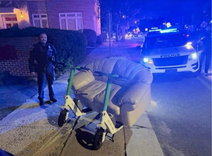 O canapea „motorizată”, oprită de poliție pe un bulevard