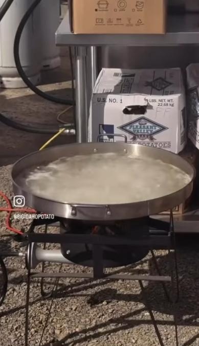 Record mondial delicios: O porție uriașă de peste 660 de kilograme de cartofi prăjiți