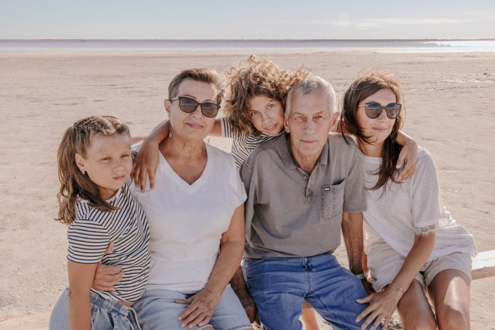 O familie cu trei generatii in vacanta la mare