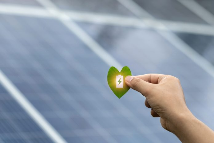 (P) De ce să stochezi energia produsă de panourile fotovoltaice și cum poate fi utilizată ulterior