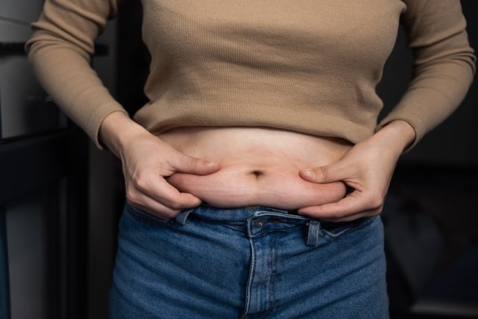 O persoană cu țesut adipos rezistent la dietă sau sport