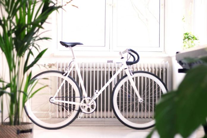Când devine o încălcare a legii: Bicicleta lăsată pe scara blocului poate aduce amendă