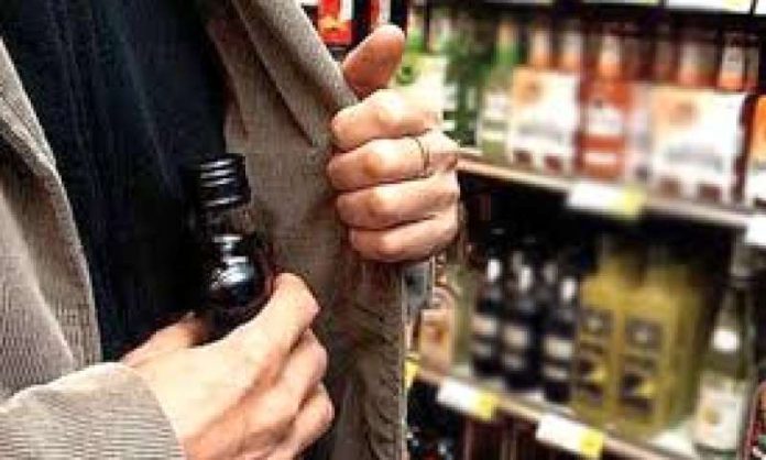 Bărbat reținut după ce ar fi încercat să fure băuturi alcoolice dintr-un supermarket din Brașov