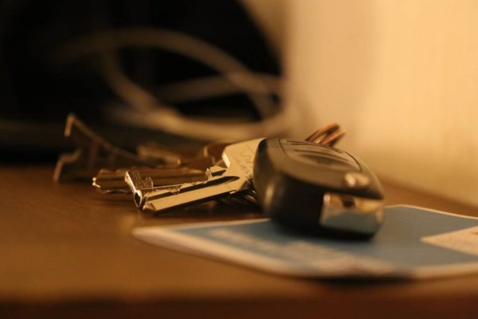 Bărbat din București, reținut după o fraudă cu polițe de asigurare auto. Prejudiciu de peste 6.200 de lei