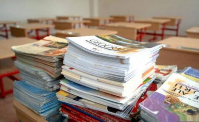 Manualele pentru clasa a IX-a, aprobate după începerea școlii. Contestații la nouă discipline