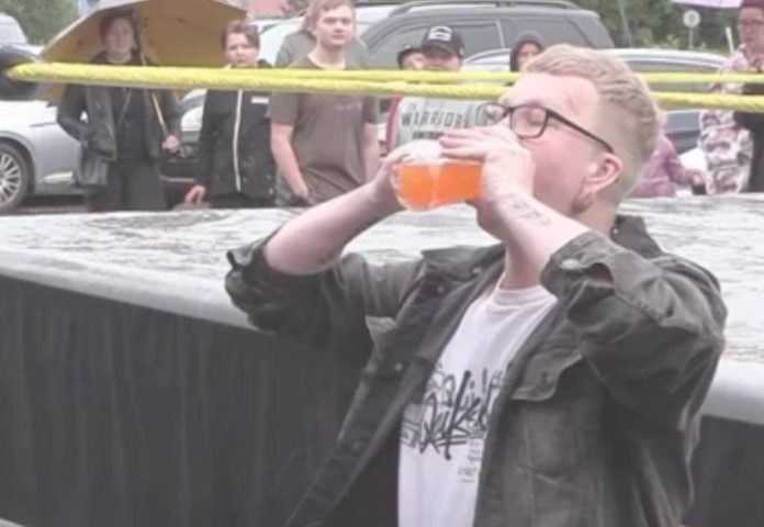 Un bucătar finlandez a băut o jumătate de litru de suc în 3,16 secunde