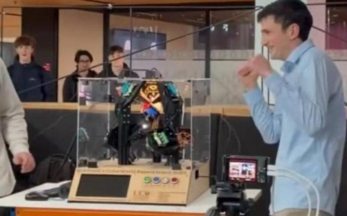 Robotul care rezolvă un cub Rubik 4x4x4 în mai puțin de 10 secunde
